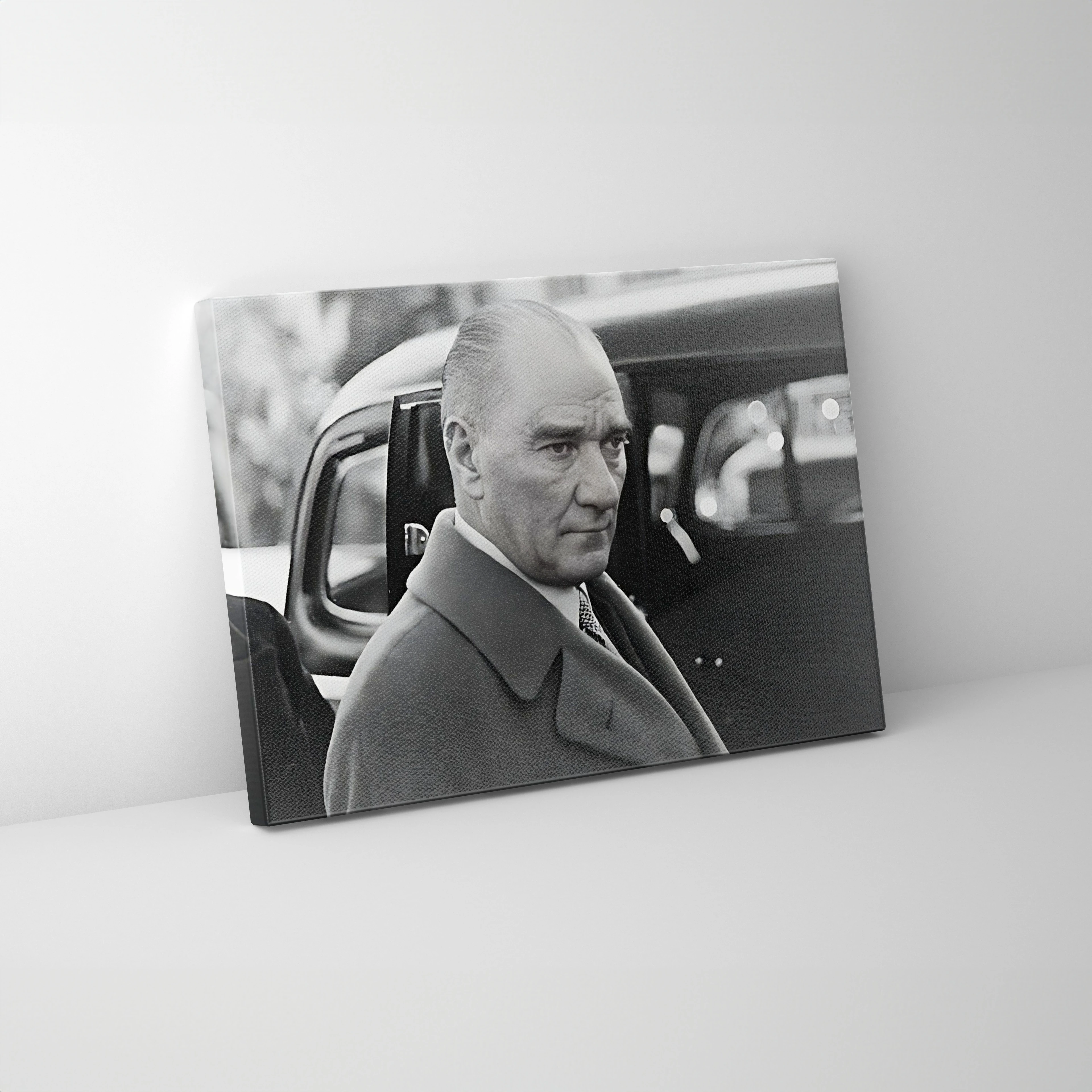 Modern Giyimli Atatürk Kanvas Tablo